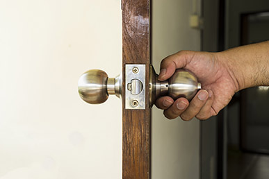 Fast locksmith testing home lock
