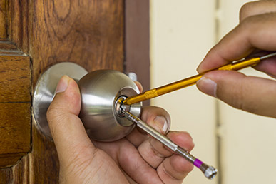 Nearest locksmith fixes house lockout